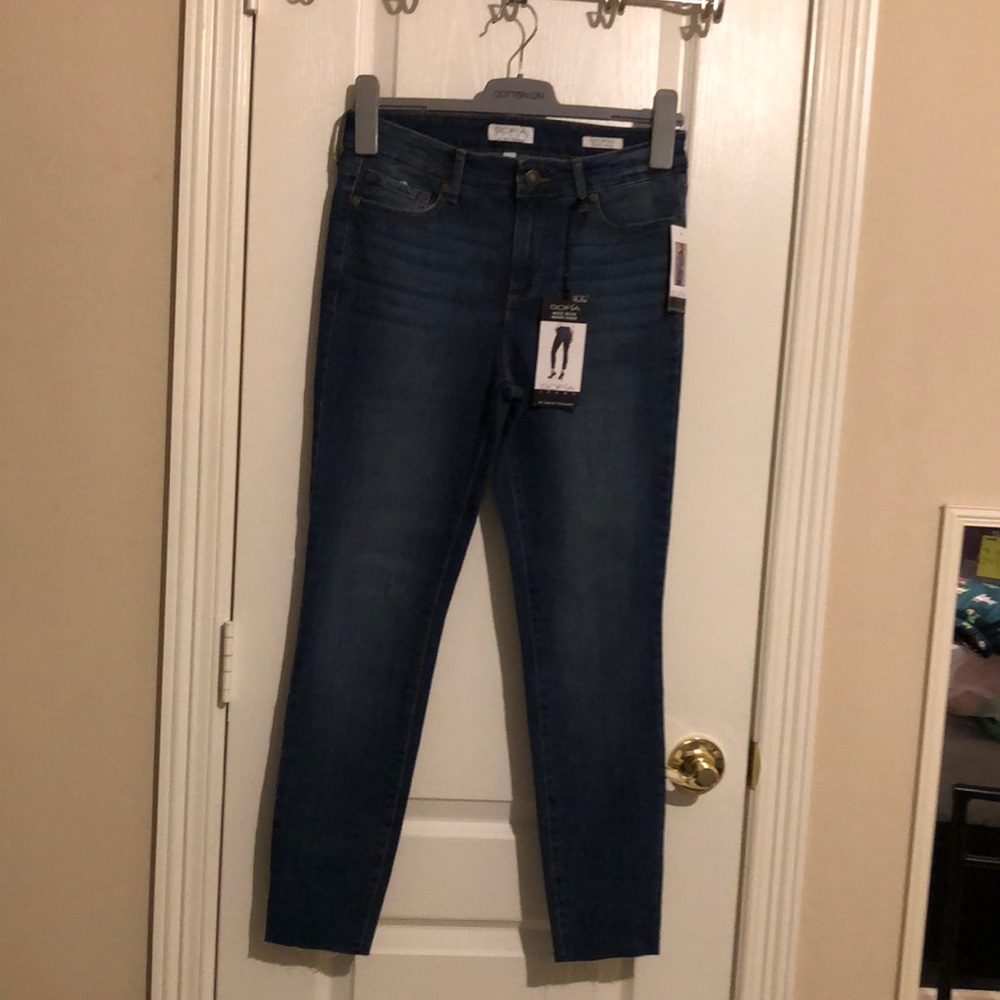 NWT SOFIA JEANS BY SOFIA VERGARA.SIZE 6